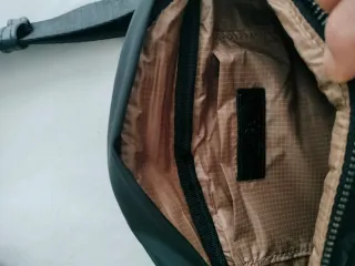 Riñonera Zara acolchada negra impermeable