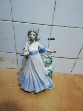 Figura de cerámica mujer con flores