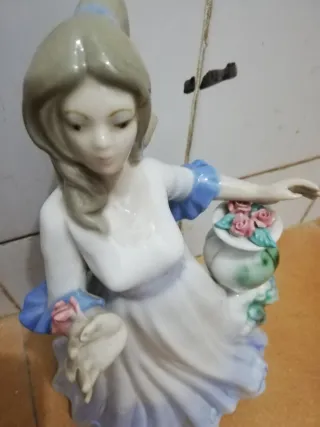 Figura de cerámica mujer con flores