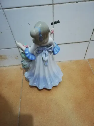 Figura de cerámica mujer con flores