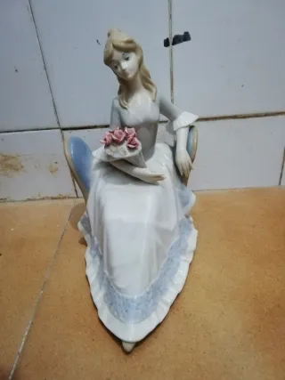 Figura de cerámica mujer con flores