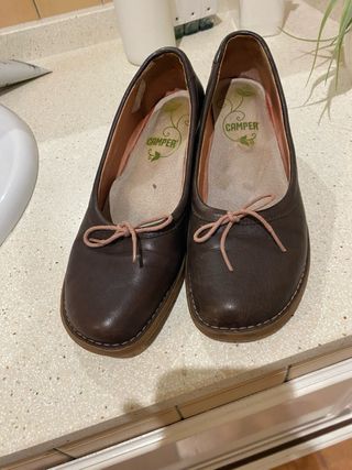 Camper Merceditas Cuña burdeos muy cómodos