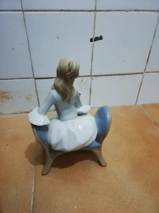 Figura de cerámica mujer con flores