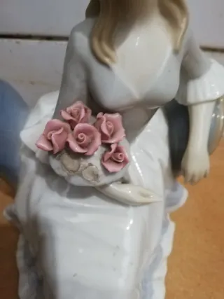 Figura de cerámica mujer con flores