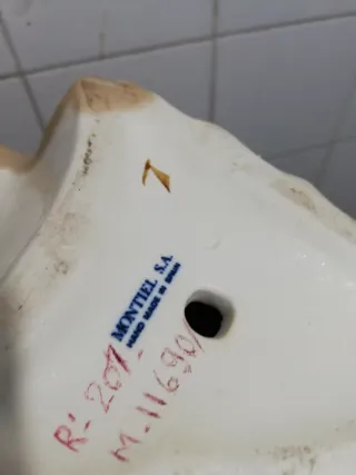 Figura de cerámica mujer con flores