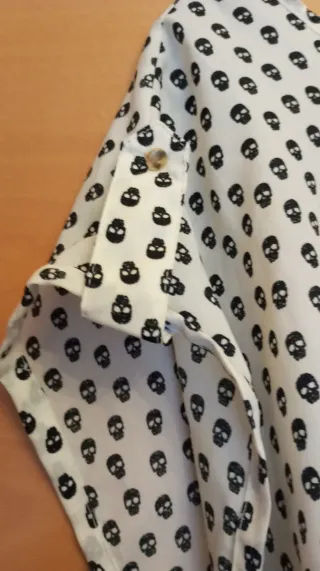 Blusa blanca con estampado de calaveras