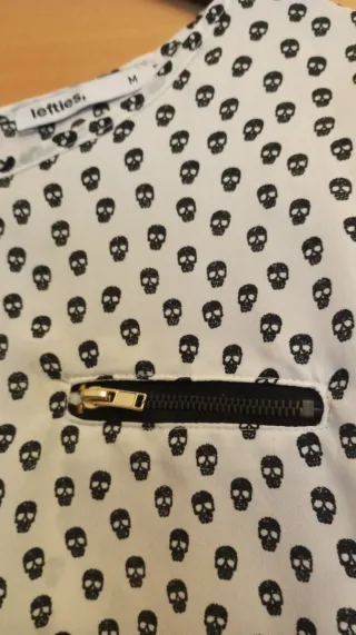 Blusa blanca con estampado de calaveras