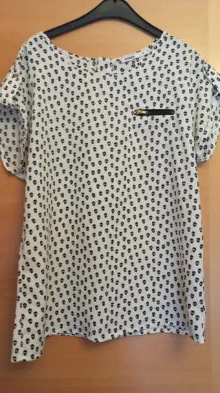 Blusa blanca con estampado de calaveras