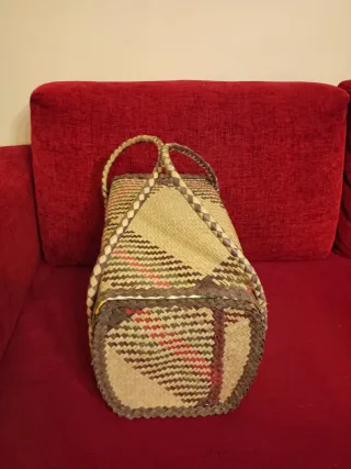 Cesta de paja tejida artesanal vintage