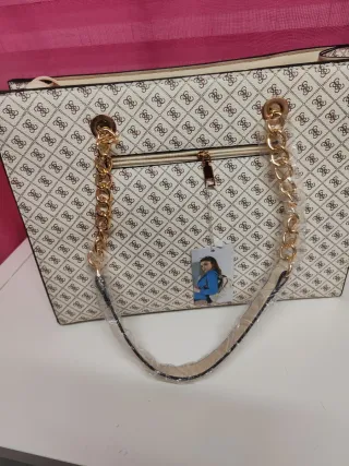 Bolso de mano con cadena dorada
