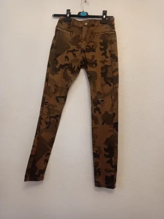 Pantalón pitillo camuflaje