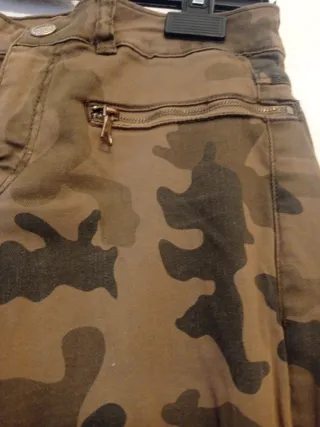 Pantalón pitillo camuflaje