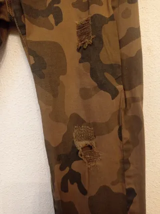 Pantalón pitillo camuflaje