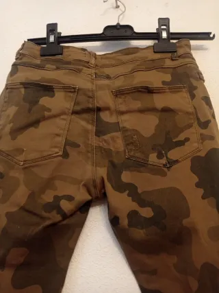 Pantalón pitillo camuflaje