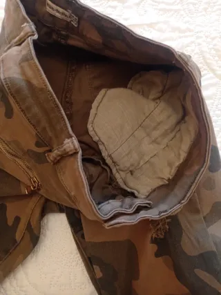 Pantalón pitillo camuflaje