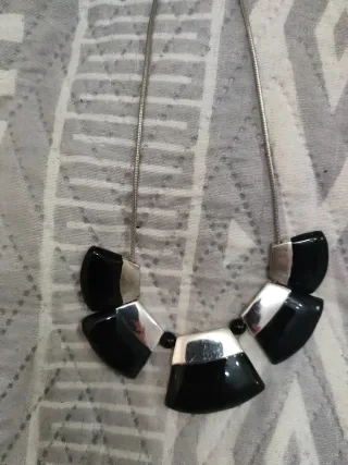 Collares de plata, negro y color turquesa