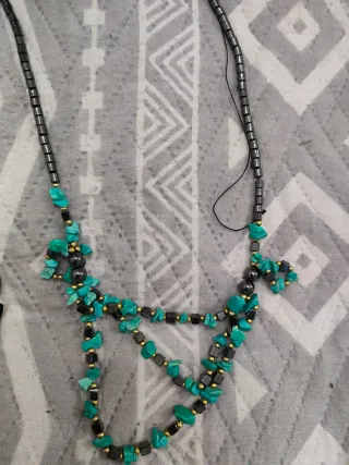 Collares de plata, negro y color turquesa