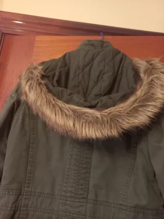 Trenca verde con capucha