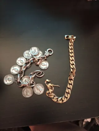 Pulseras dorada y plateada