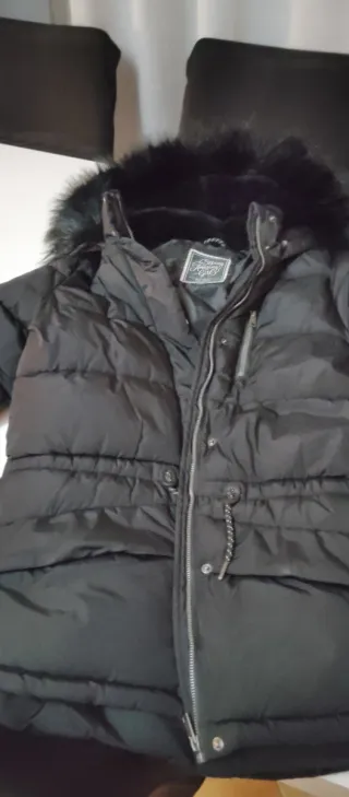 Anorak negro con capucha y pelo