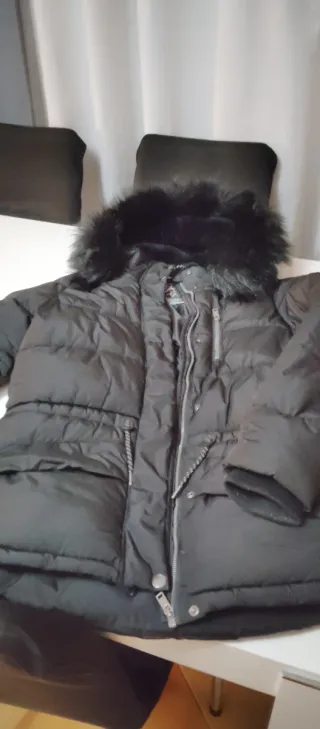 Anorak negro con capucha y pelo