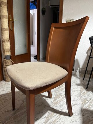 Mesa de comedor de madera + 4 sillas.