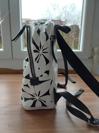 Mochila Desigual Flores Blanco y Negro