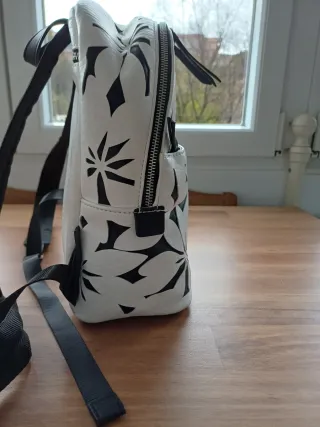 Mochila Desigual Flores Blanco y Negro