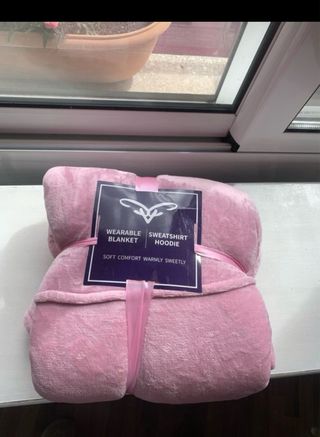 Manta con capucha rosa