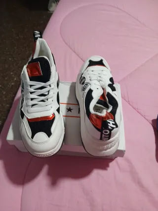 Zapatillas Unisex Blancas y Rojas