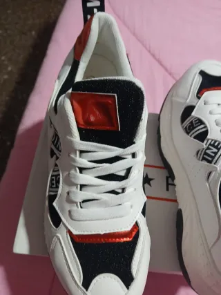 Zapatillas Unisex Blancas y Rojas