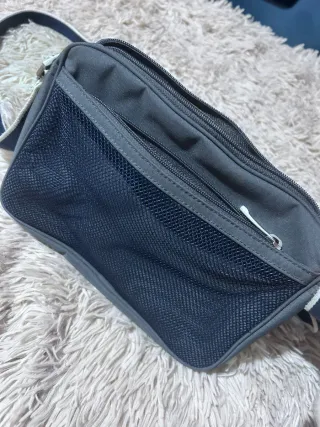 Borsa tracolla Lacoste unisex blu e bianca