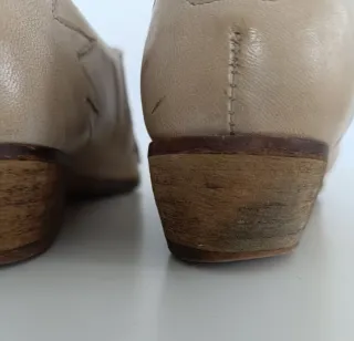 Zapatos de piel crema estilo botín