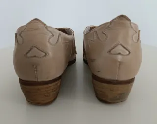 Zapatos de piel crema estilo botín