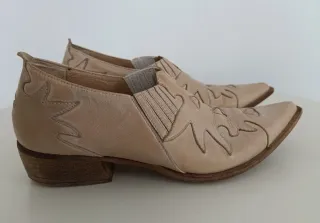 Zapatos de piel crema estilo botín