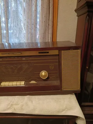 Preciosa Radio antigua de madera y metal