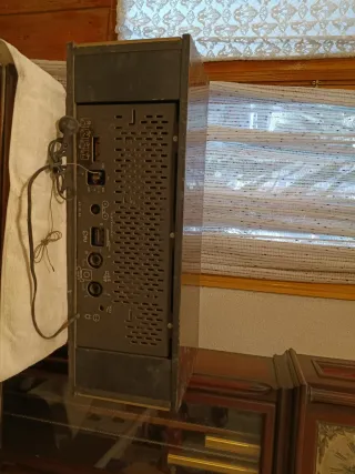 Preciosa Radio antigua de madera y metal