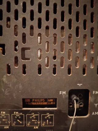 Preciosa Radio antigua de madera y metal