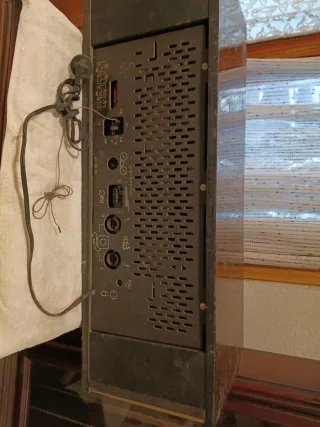 Preciosa Radio antigua de madera y metal