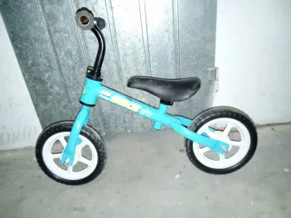 Bicicleta de equilibrio azul