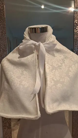 Capa Brocada Blanca Niña