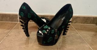 Zapatos de tacón negros con calaveras verdes T39