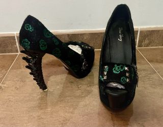 Zapatos de tacón negros con calaveras verdes T39