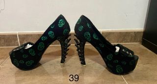 Zapatos de tacón negros con calaveras verdes T39
