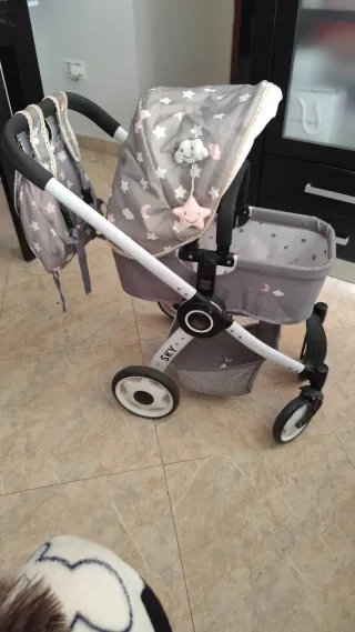 Carrito de muñecas gris con estrellas