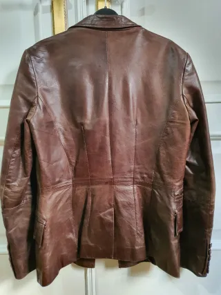 Americana de piel marrón