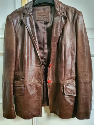 Americana de piel marrón