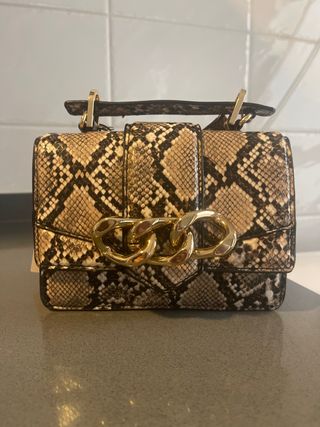 Bolso Zara estampado serpiente con etiqueta