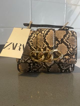 Bolso Zara estampado serpiente con etiqueta