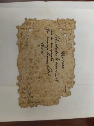 Tarjeta antigua con rosas y flores